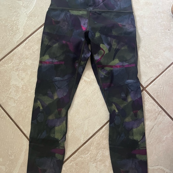EUC Lululemon Train Times 7/8 high waist leggings. Size 6 - Picture 1 of 6